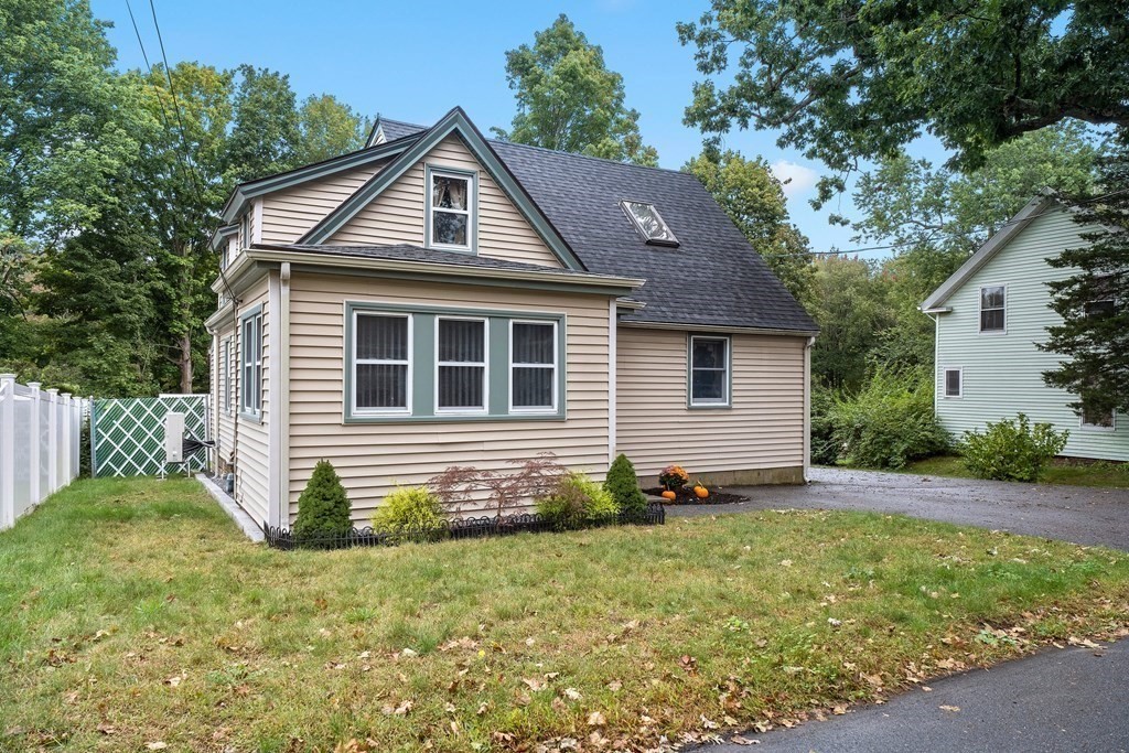 102 Orange Street, Reading, Massachusetts, 3 Bedrooms Bedrooms, 9 Rooms Rooms,2.5 BathroomsBathrooms,Residential Lease,For Rent,Orange Street,73525508