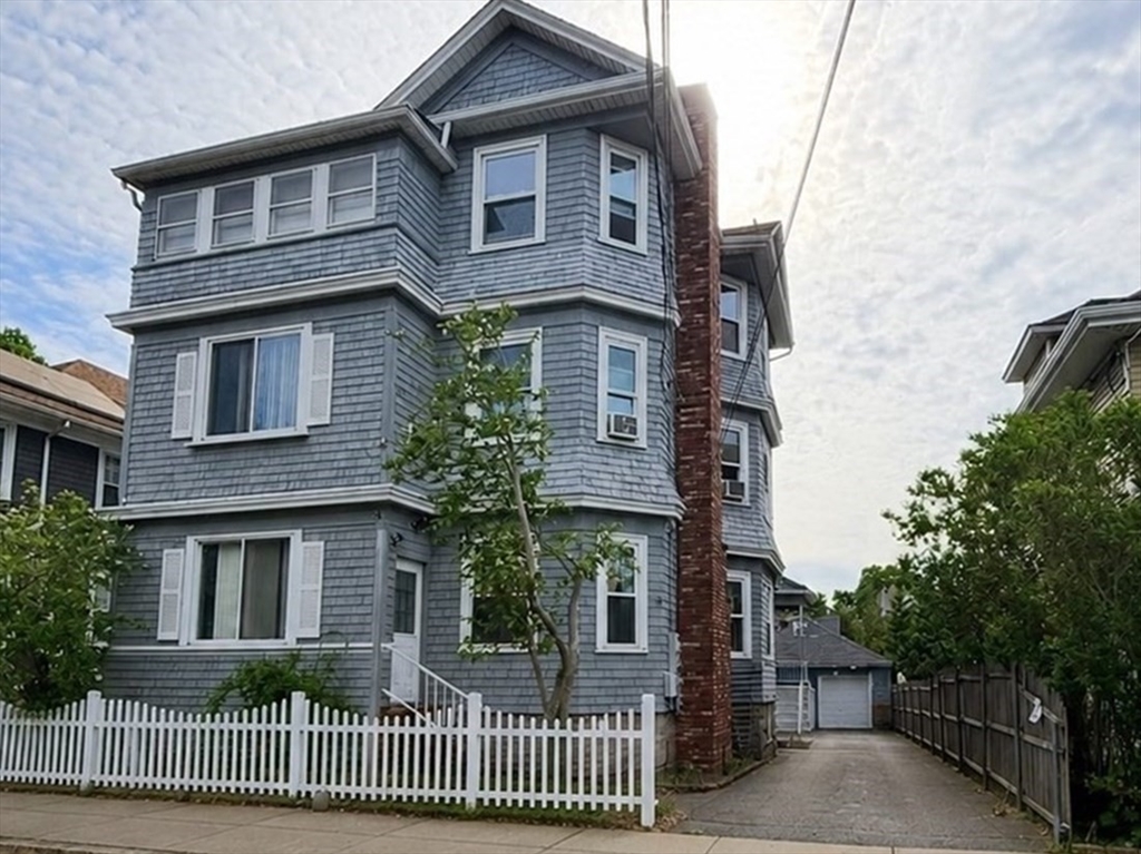 37 Shawmut St, Fall River, Massachusetts, 7 Bedrooms Bedrooms, 19 Rooms Rooms,3 BathroomsBathrooms,Residential Income,For Sale,Shawmut St,73525472