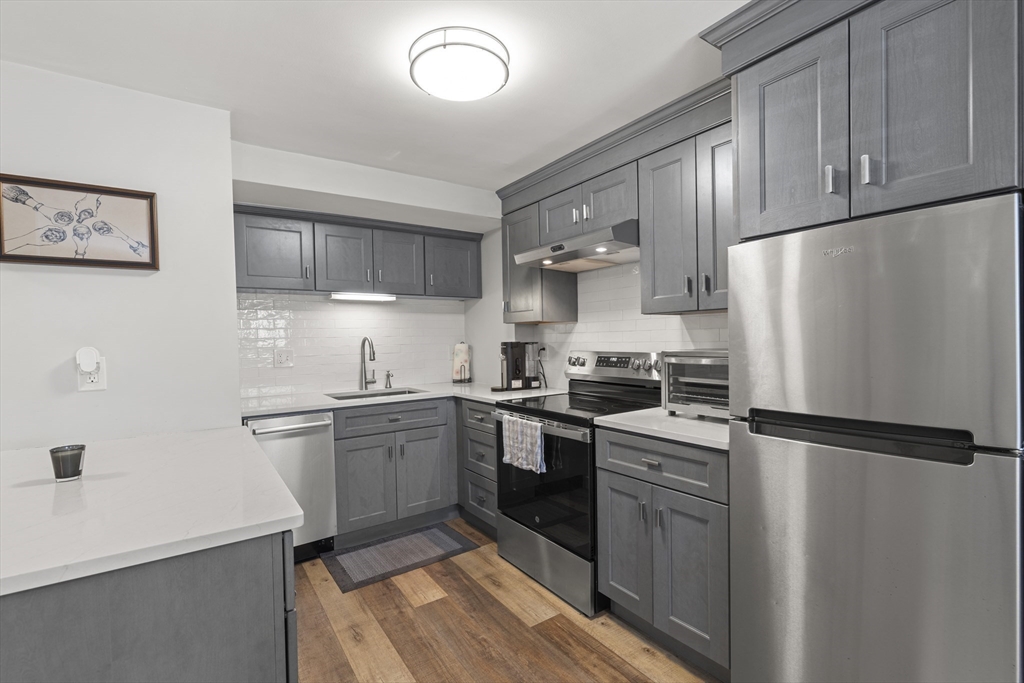 392 E 8th St, Boston, Massachusetts, 1 Bedroom Bedrooms, 3 Rooms Rooms,1 BathroomBathrooms,Residential,For Sale,E 8th St,73525639