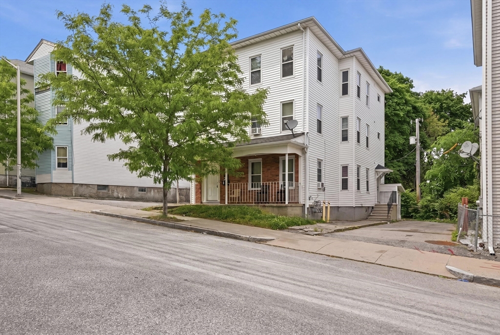 31 Aetna Street, Worcester, Massachusetts, 9 Bedrooms Bedrooms, 15 Rooms Rooms,3 BathroomsBathrooms,Residential Income,For Sale,Aetna Street,73525897
