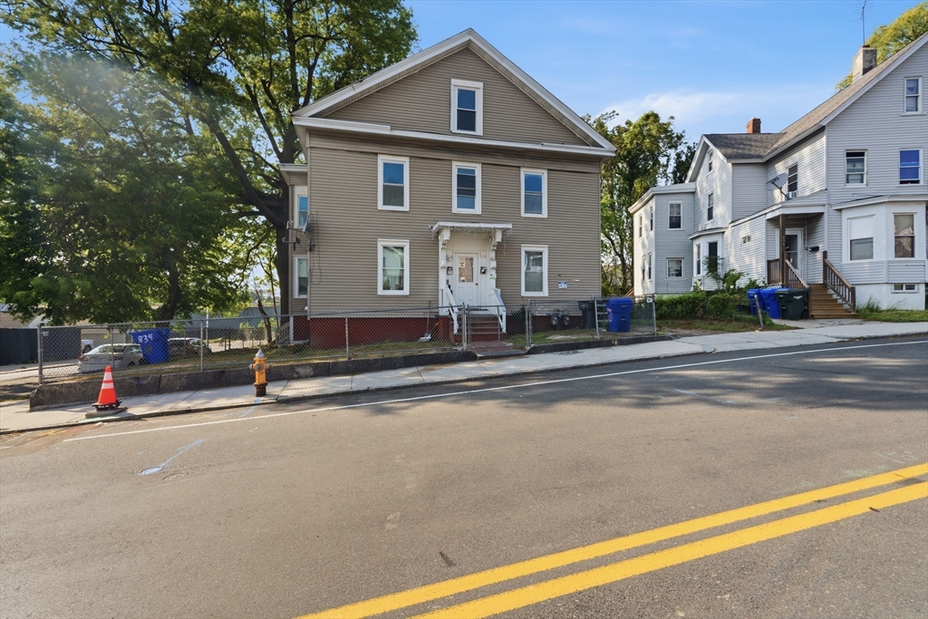 834 Worthington St, Springfield, Massachusetts, 5 Bedrooms Bedrooms, 7 Rooms Rooms,1 BathroomBathrooms,Residential Lease,For Rent,Worthington St,73525682