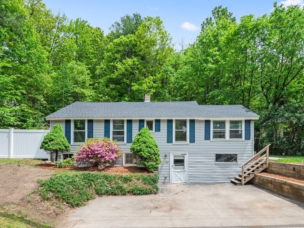 1202 Wachusett St, Holden, Massachusetts, 3 Bedrooms Bedrooms, 6 Rooms Rooms,1 BathroomBathrooms,Residential,For Sale,Wachusett St,73525928