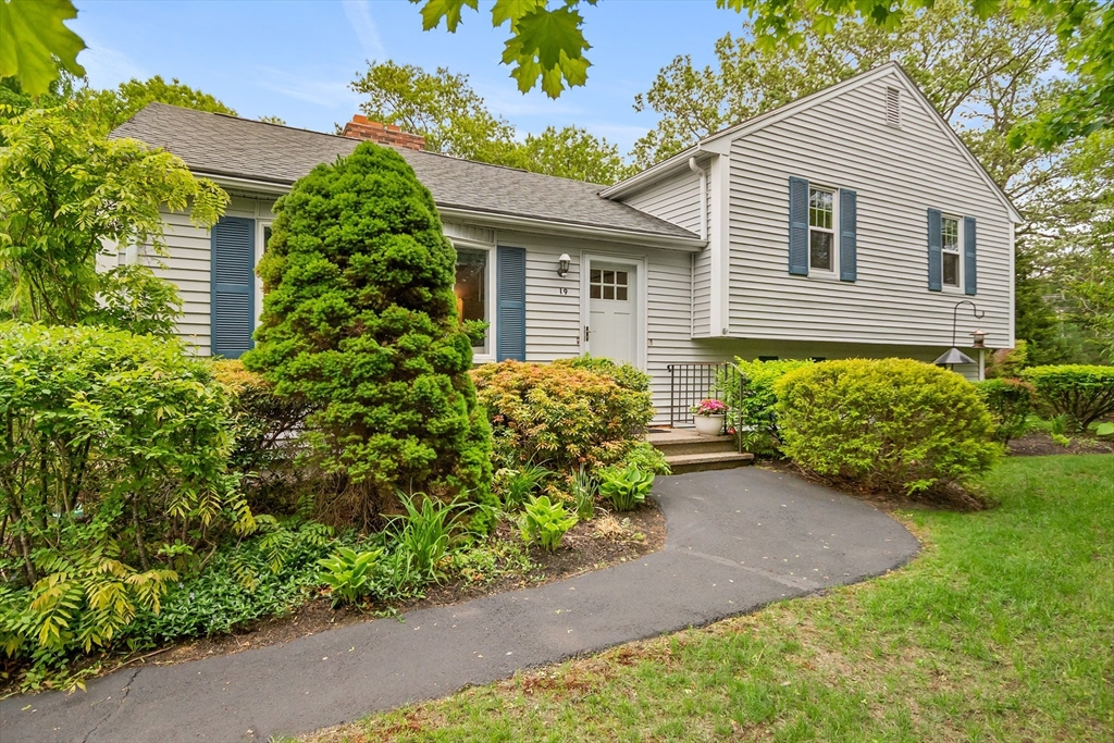19 Hood Dr, Plymouth, Massachusetts, 3 Bedrooms Bedrooms, 8 Rooms Rooms,2 BathroomsBathrooms,Residential,For Sale,Hood Dr,73525749