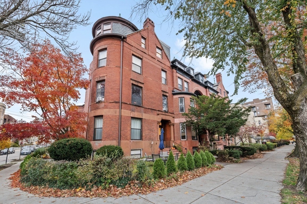 1880 Beacon St, Brookline, Massachusetts, 1 Bedroom Bedrooms, 3 Rooms Rooms,1 BathroomBathrooms,Residential,For Sale,Beacon St,73525780