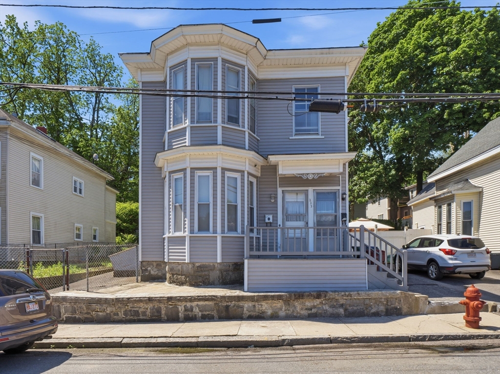 223 Stackpole St, Lowell, Massachusetts, 4 Bedrooms Bedrooms, 8 Rooms Rooms,2 BathroomsBathrooms,Residential Income,For Sale,Stackpole St,73525675