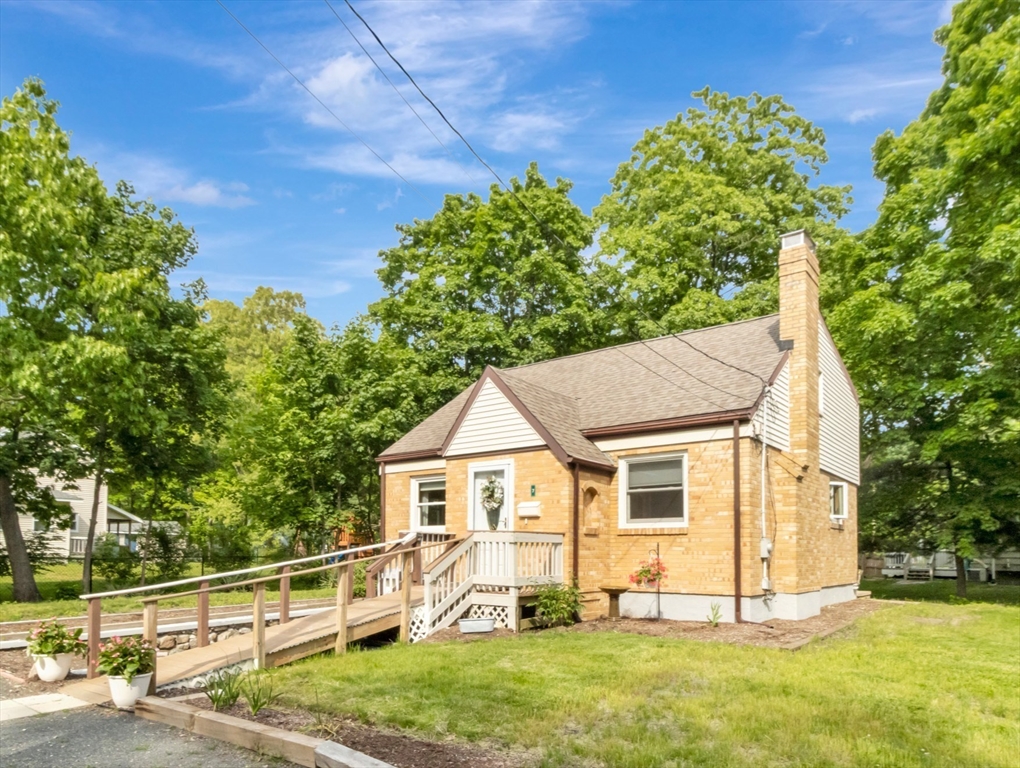 7 Noonan St, Mansfield, Massachusetts, 3 Bedrooms Bedrooms, 6 Rooms Rooms,1.5 BathroomsBathrooms,Residential,For Sale,Noonan St,73525816