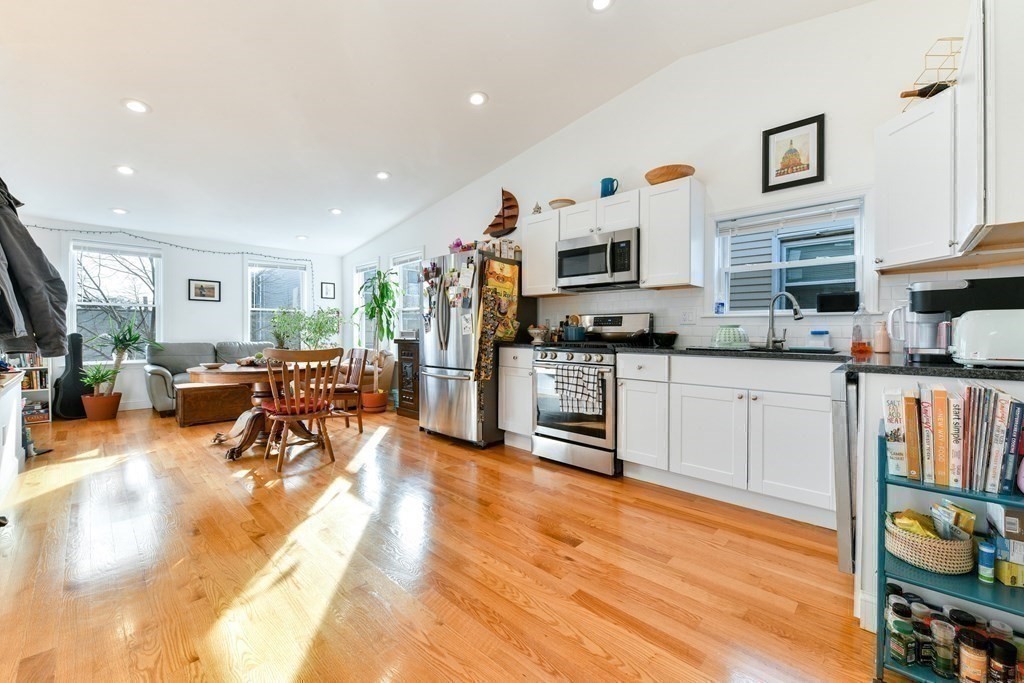 236 Havre St, Boston, Massachusetts, 2 Bedrooms Bedrooms, 4 Rooms Rooms,1 BathroomBathrooms,Residential Lease,For Rent,Havre St,73525986