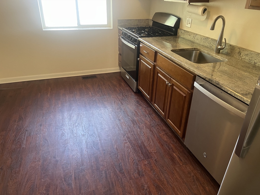 10 Bayberry Dr, Sharon, Massachusetts, 2 Bedrooms Bedrooms, 4 Rooms Rooms,1 BathroomBathrooms,Residential Lease,For Rent,Bayberry Dr,73525995
