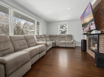 51 Spring St, Stoneham, Massachusetts, 3 Bedrooms Bedrooms, 5 Rooms Rooms,2 BathroomsBathrooms,Residential,For Sale,Spring St,73479800