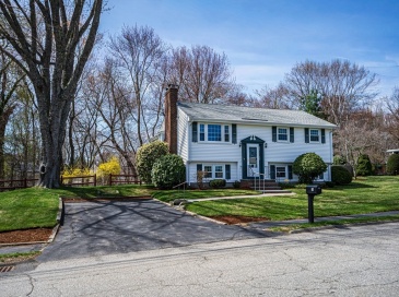 18 Stonewall Drive, Woburn, Massachusetts, 3 Bedrooms Bedrooms, 10 Rooms Rooms,2 BathroomsBathrooms,Residential,For Sale,Stonewall Drive,73503011