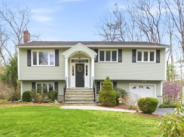 11 Sunrise Road, Foxboro, Massachusetts, 3 Bedrooms Bedrooms, 7 Rooms Rooms,1.5 BathroomsBathrooms,Residential,For Sale,Sunrise Road,73506424
