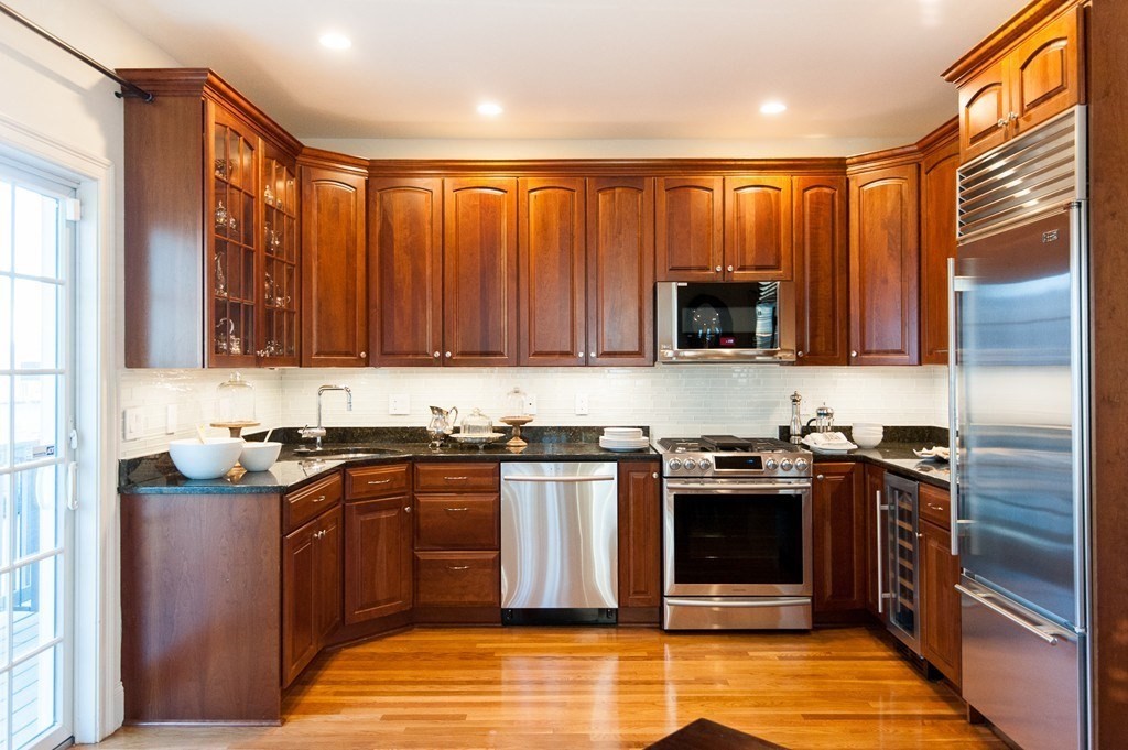 402 E 3rd St, Boston, Massachusetts, 4 Bedrooms Bedrooms, 11 Rooms Rooms,2.5 BathroomsBathrooms,Residential Lease,For Rent,E 3rd St,73519782