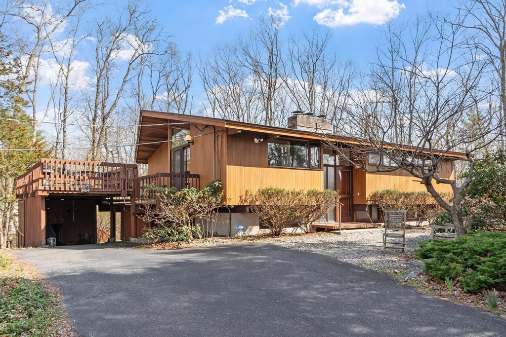 21 Gray Rd, Andover, Massachusetts, 3 Bedrooms Bedrooms, 7 Rooms Rooms,2 BathroomsBathrooms,Residential,For Sale,Gray Rd,73503456