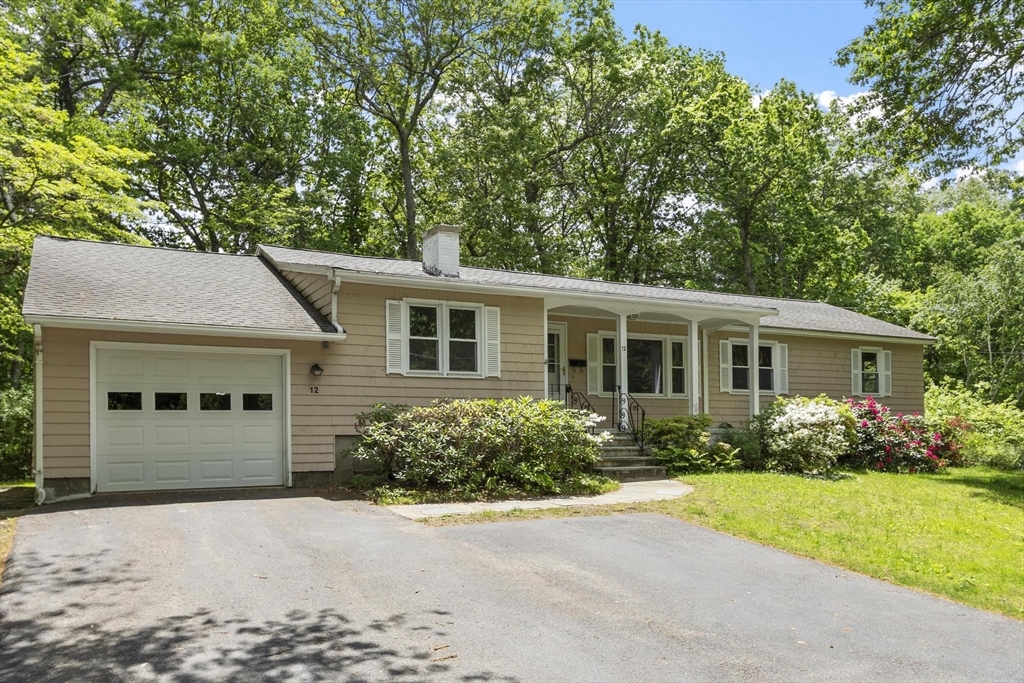 12 Abbott Lane, Chelmsford, Massachusetts, 3 Bedrooms Bedrooms, 7 Rooms Rooms,1.5 BathroomsBathrooms,Residential,For Sale,Abbott Lane,73526013