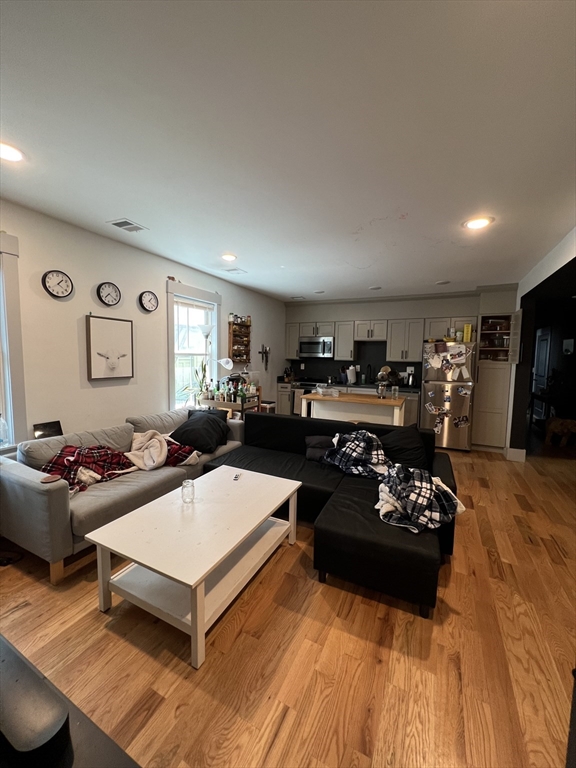 288 Columbia St, Cambridge, Massachusetts, 4 Bedrooms Bedrooms, 5 Rooms Rooms,2 BathroomsBathrooms,Residential Lease,For Rent,Columbia St,73526101