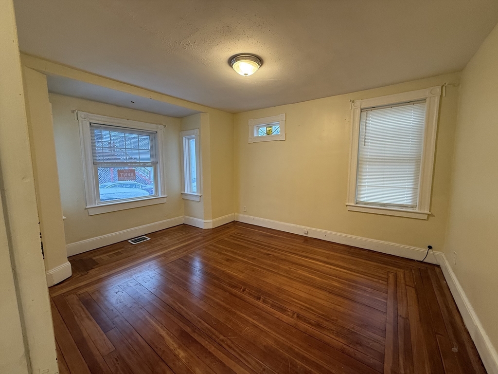 15 Avon, Revere, Massachusetts, 2 Bedrooms Bedrooms, 3 Rooms Rooms,1 BathroomBathrooms,Residential Lease,For Rent,Avon,73484337
