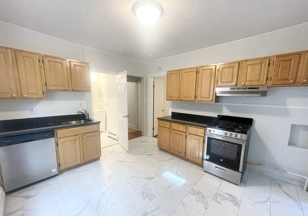 22 Howell Street, Boston, Massachusetts, 3 Bedrooms Bedrooms, 6 Rooms Rooms,1 BathroomBathrooms,Residential Lease,For Rent,Howell Street,73189381