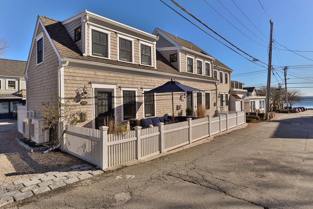 368 Commercial Street, Provincetown, Massachusetts, 1 Bedroom Bedrooms, 4 Rooms Rooms,1.5 BathroomsBathrooms,Residential,For Sale,Commercial Street,73526246