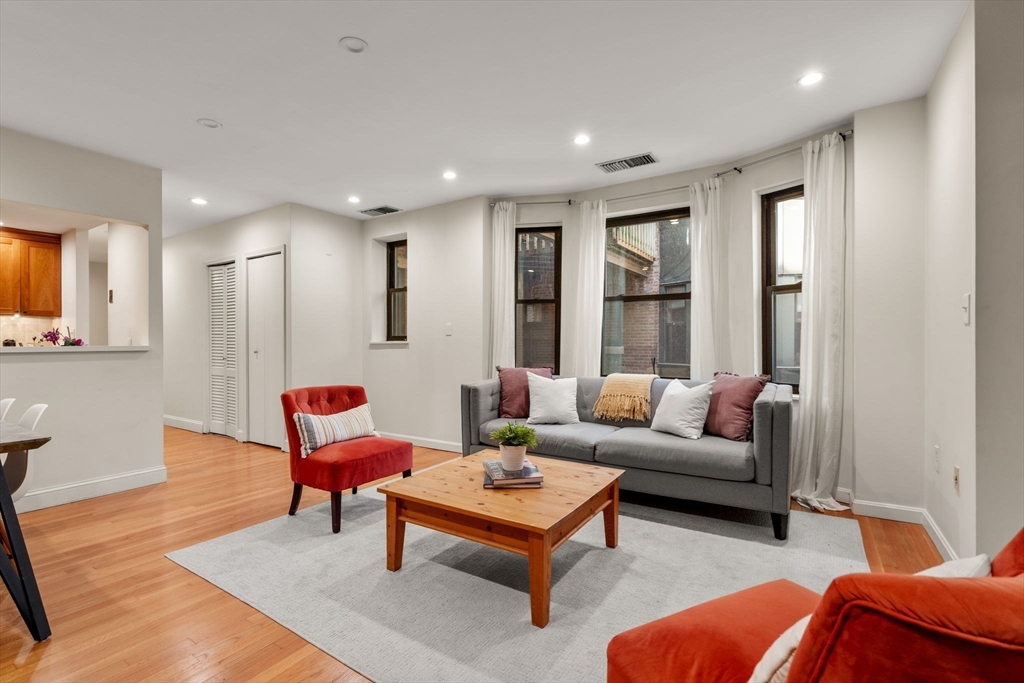 103 Gainsborough St, Boston, Massachusetts, 2 Bedrooms Bedrooms, 4 Rooms Rooms,2 BathroomsBathrooms,Residential,For Sale,Gainsborough St,73526467