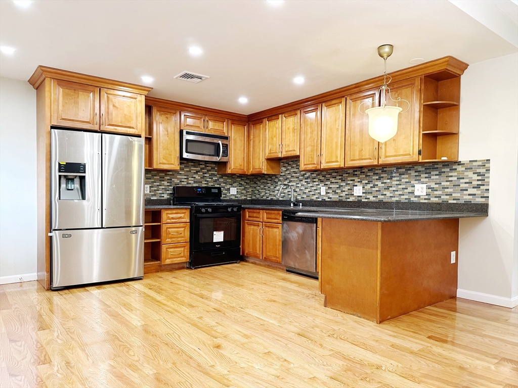 90 George St, Boston, Massachusetts, 3 Bedrooms Bedrooms, 8 Rooms Rooms,2 BathroomsBathrooms,Residential Lease,For Rent,George St,73526572