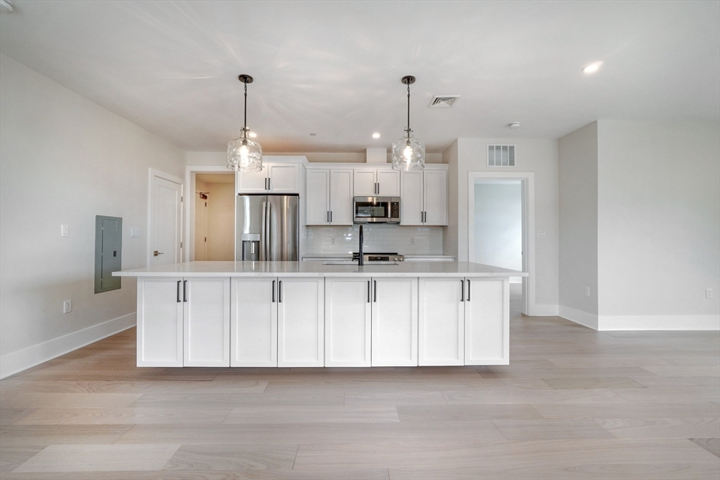 62 Foundry St, Wakefield, Massachusetts, 2 Bedrooms Bedrooms, 3 Rooms Rooms,2 BathroomsBathrooms,Residential,For Sale,Foundry St,73526632