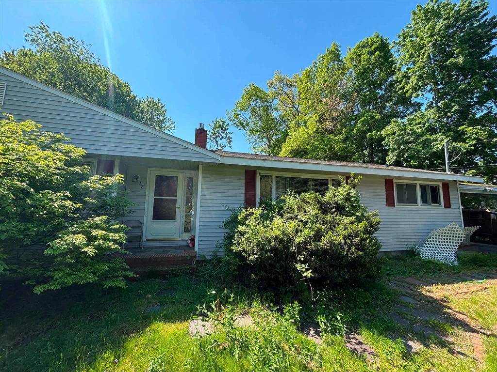 17 Lawn Ave, Lowell, Massachusetts, 3 Bedrooms Bedrooms, 6 Rooms Rooms,1.5 BathroomsBathrooms,Residential,For Sale,Lawn Ave,73526633