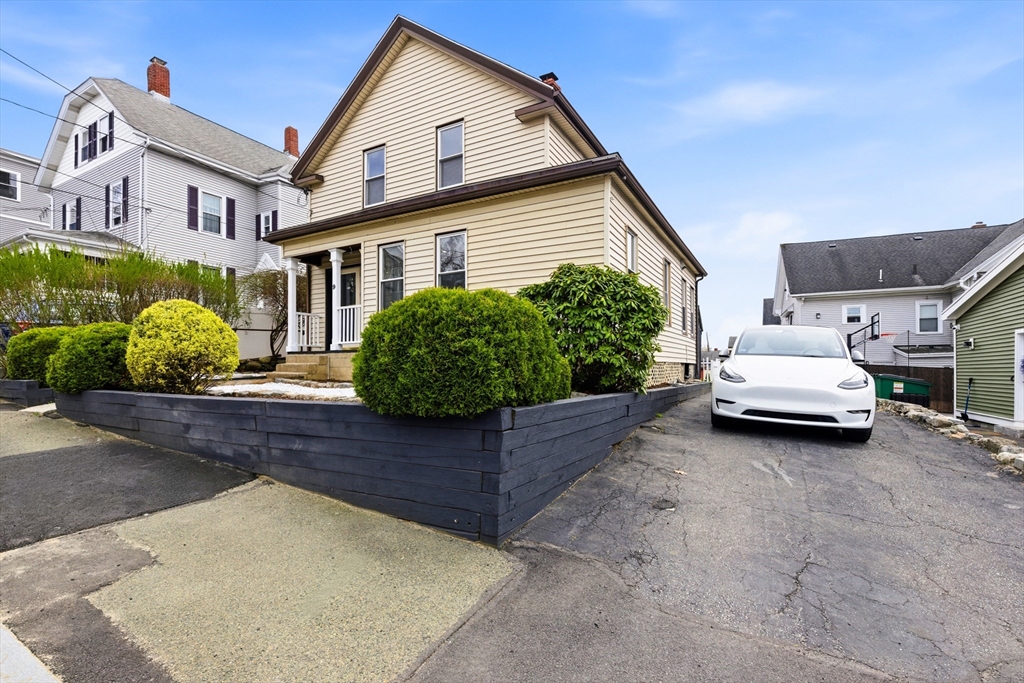9 Robbins Street, Waltham, Massachusetts, 3 Bedrooms Bedrooms, 6 Rooms Rooms,2 BathroomsBathrooms,Residential,For Sale,Robbins Street,73526437