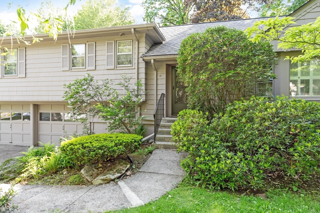 10 Dick Drive, Worcester, Massachusetts, 4 Bedrooms Bedrooms, 9 Rooms Rooms,3.5 BathroomsBathrooms,Residential,For Sale,Dick Drive,73526222