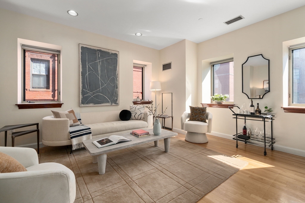 2 Clarendon St, Boston, Massachusetts, 1 Bedroom Bedrooms, 3 Rooms Rooms,1 BathroomBathrooms,Residential,For Sale,Clarendon St,73526457