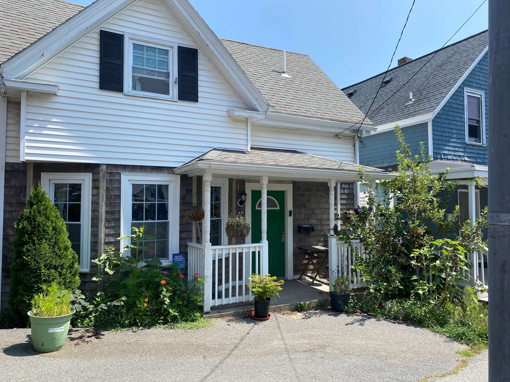 8 May St, Beverly, Massachusetts, 2 Bedrooms Bedrooms, 5 Rooms Rooms,2 BathroomsBathrooms,Residential,For Sale,May St,73526510