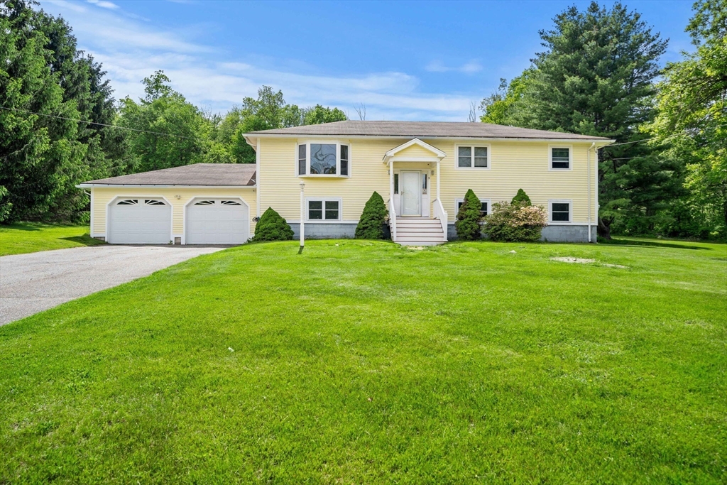 240 Hampstead St, Methuen, Massachusetts, 3 Bedrooms Bedrooms, 10 Rooms Rooms,2.5 BathroomsBathrooms,Residential,For Sale,Hampstead St,73526193