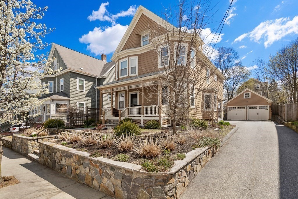 52 Hillsdale Road, Medford, Massachusetts, 5 Bedrooms Bedrooms, 10 Rooms Rooms,3.5 BathroomsBathrooms,Residential Lease,For Rent,Hillsdale Road,73526559
