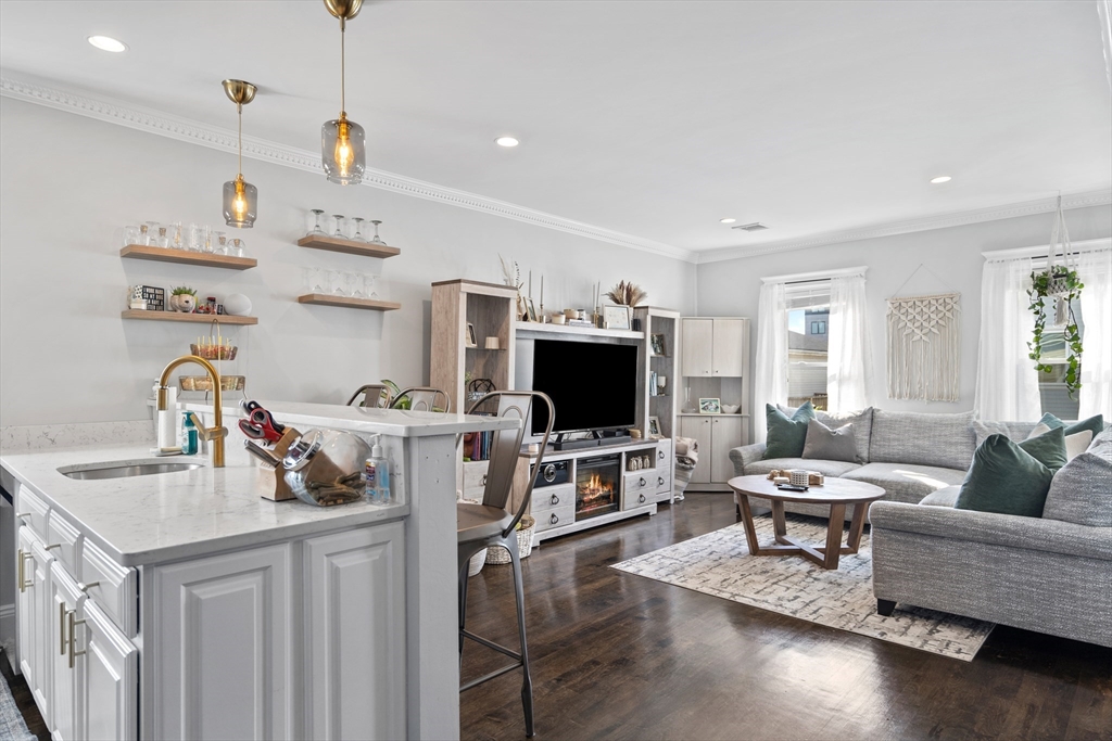 174 W 9th St, Boston, Massachusetts, 2 Bedrooms Bedrooms, 4 Rooms Rooms,2 BathroomsBathrooms,Residential Lease,For Rent,W 9th St,73522750