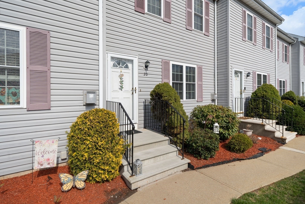 5239 N Main St, Fall River, Massachusetts, 2 Bedrooms Bedrooms, 5 Rooms Rooms,1.5 BathroomsBathrooms,Residential,For Sale,N Main St,73499194