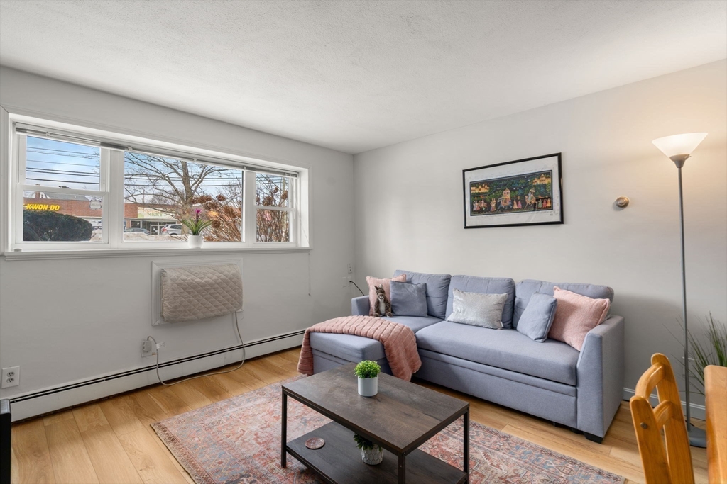 31 Warren St, Waltham, Massachusetts, 2 Bedrooms Bedrooms, 4 Rooms Rooms,1 BathroomBathrooms,Residential,For Sale,Warren St,73478121