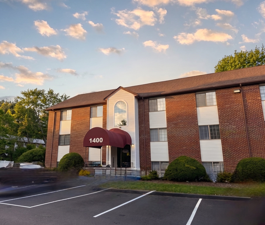 1400 Skyline Dr, Lowell, Massachusetts, 2 Bedrooms Bedrooms, 4 Rooms Rooms,1 BathroomBathrooms,Residential,For Sale,Skyline Dr,73506406