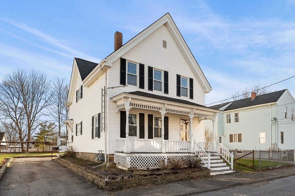9 Blinns Ct, Taunton, Massachusetts, 5 Bedrooms Bedrooms, 9 Rooms Rooms,2 BathroomsBathrooms,Residential Income,For Sale,Blinns Ct,73500829