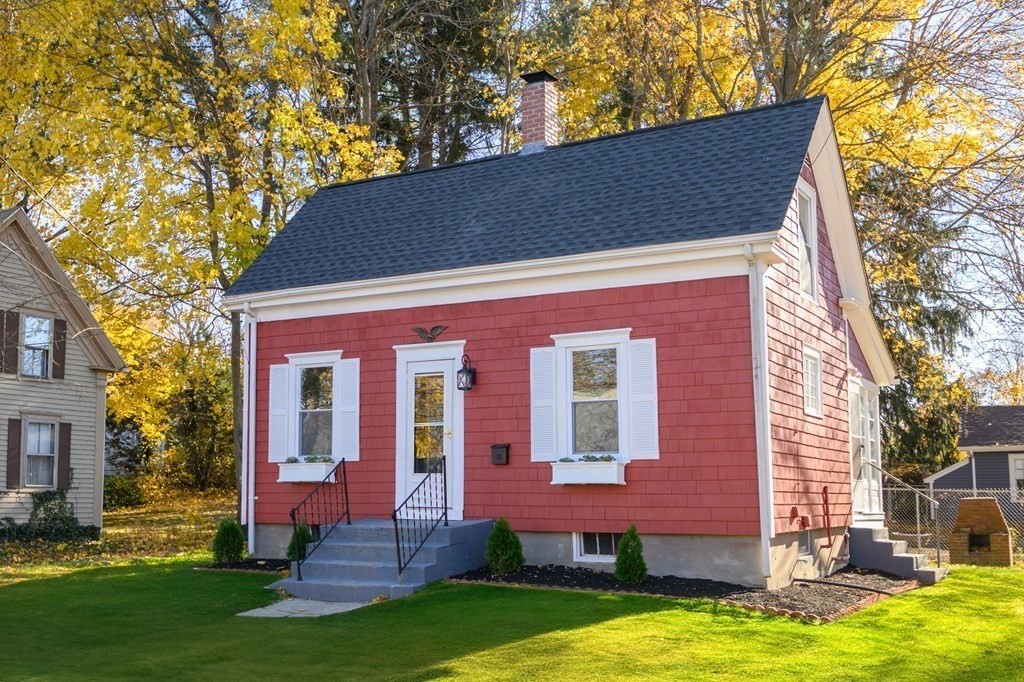 9 Bank Street, Abington, Massachusetts, 2 Bedrooms Bedrooms, 5 Rooms Rooms,1 BathroomBathrooms,Residential,For Sale,Bank Street,73473488