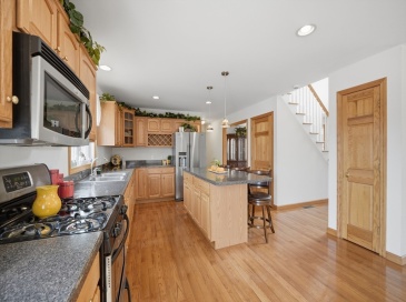 138 Vineland Ave, East Longmeadow, Massachusetts, 3 Bedrooms Bedrooms, 6 Rooms Rooms,2.5 BathroomsBathrooms,Residential,For Sale,Vineland Ave,73489057
