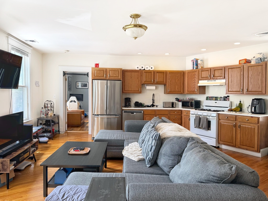176 Dorchester, Boston, Massachusetts, 3 Bedrooms Bedrooms, 5 Rooms Rooms,1 BathroomBathrooms,Residential Lease,For Rent,Dorchester,73526727