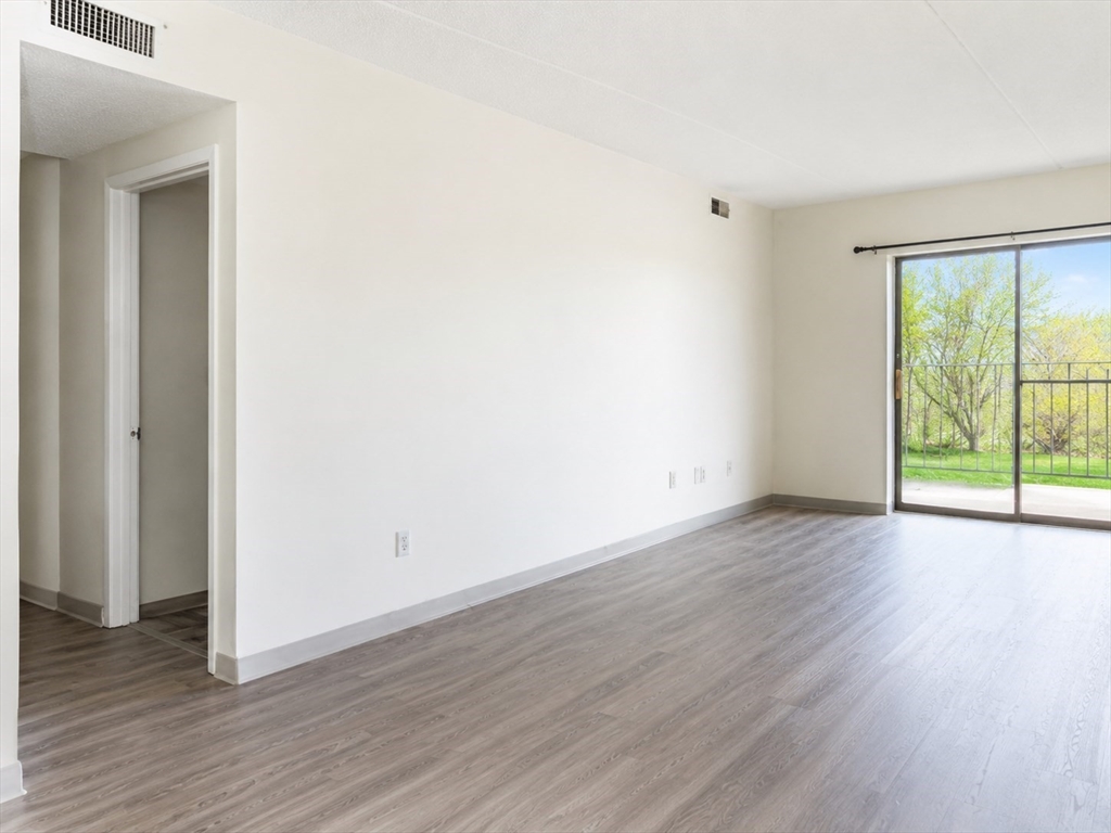 476 Riverside Dr, Lawrence, Massachusetts, 2 Bedrooms Bedrooms, 4 Rooms Rooms,1 BathroomBathrooms,Residential Lease,For Rent,Riverside Dr,73526779