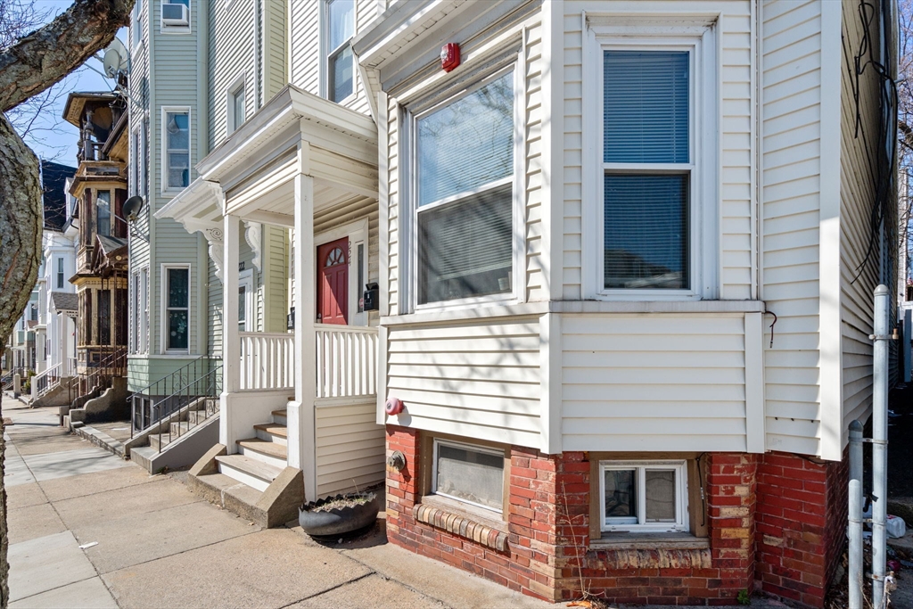 224 Lexington St, Boston, Massachusetts, 4 Bedrooms Bedrooms, 6 Rooms Rooms,2 BathroomsBathrooms,Residential Lease,For Rent,Lexington St,73526828