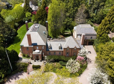 40 Singletree Rd, Brookline, Massachusetts, 6 Bedrooms Bedrooms, 15 Rooms Rooms,7.5 BathroomsBathrooms,Residential,For Sale,Singletree Rd,73526856