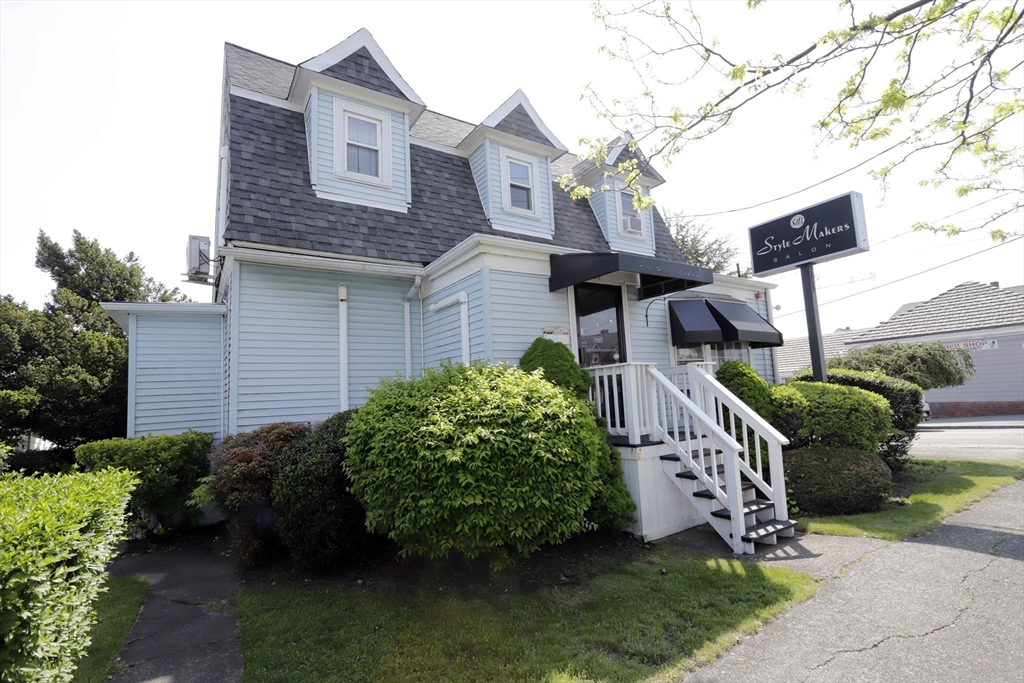 66 Rockdale Ave, New Bedford, Massachusetts, 8 Rooms Rooms,1.5 BathroomsBathrooms,Residential Income,For Sale,Rockdale Ave,73526723