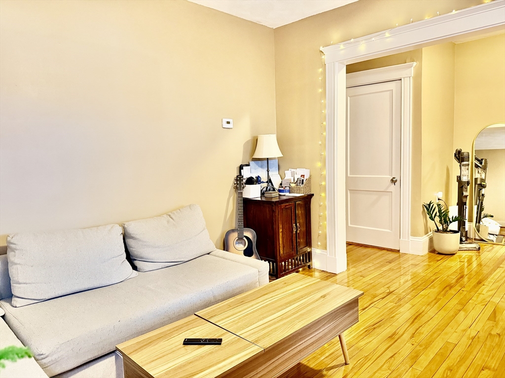 37 Hilton, Arlington, Massachusetts, 2 Bedrooms Bedrooms, 4 Rooms Rooms,1 BathroomBathrooms,Residential Lease,For Rent,Hilton,73527020