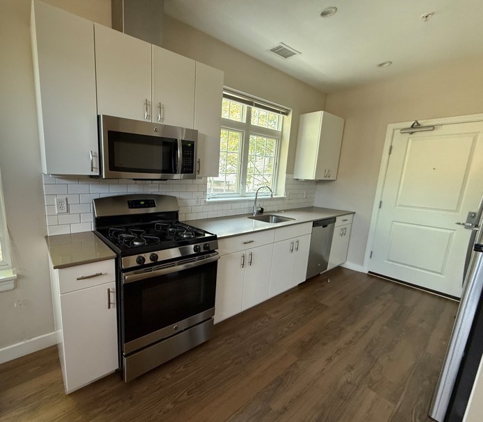 11 Alder St, Waltham, Massachusetts, 2 Bedrooms Bedrooms, 6 Rooms Rooms,1.5 BathroomsBathrooms,Residential Lease,For Rent,Alder St,73527044