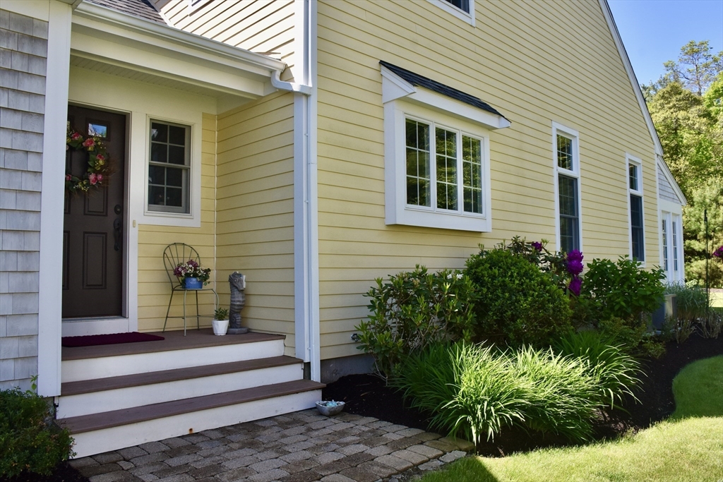 102 Fairhaven Rd, Mattapoisett, Massachusetts, 2 Bedrooms Bedrooms, 6 Rooms Rooms,2.5 BathroomsBathrooms,Residential,For Sale,Fairhaven Rd,73526951