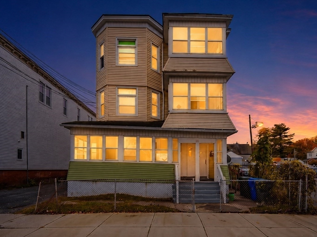 201 Main St, Springfield, Massachusetts, 9 Bedrooms Bedrooms, 15 Rooms Rooms,3 BathroomsBathrooms,Residential Income,For Sale,Main St,73526948