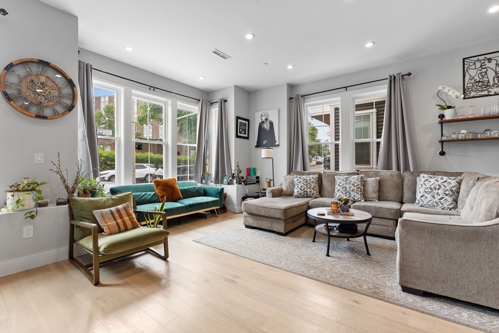 761 Washington St, Boston, Massachusetts, 3 Bedrooms Bedrooms, 6 Rooms Rooms,2 BathroomsBathrooms,Residential Lease,For Rent,Washington St,73503131