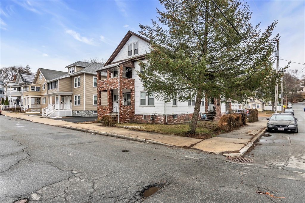 32-34 Magnolia St, Lawrence, Massachusetts, 3 Bedrooms Bedrooms, 6 Rooms Rooms,1 BathroomBathrooms,Residential Lease,For Rent,Magnolia St,73491458